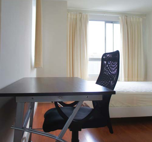 One bed condo for rent in Phrom Phong -  Desk