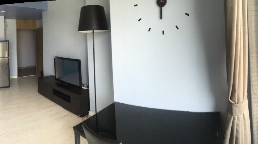 One bed condo for rent in Ari - Living room