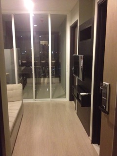 One bed condo for rent in Phra khanong -Living room 1