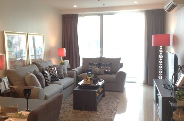 Three bedroom condo for rent in Asoke - Living room