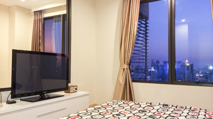 Two bed condo for rent in Asoke -  Master bedroom