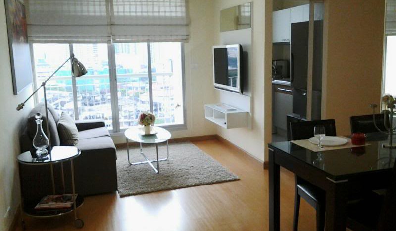 Two bed condo for rent in Ekkamai - Living room