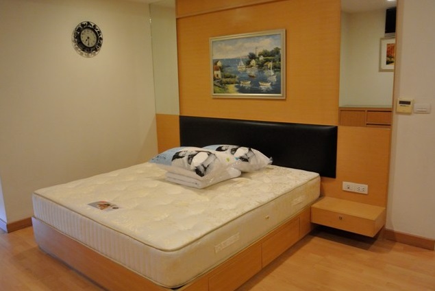 Two bed condo for rent in Ekkamai - Bedroom1