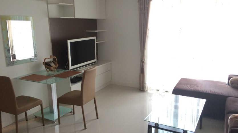 One bedroom condo for rent in SanamPao - TV