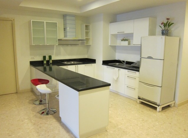 Two bed condo for rent in Ekkamai - Kitchen