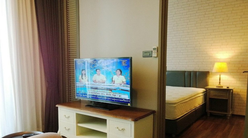 One bed condo for rent  in Ekkamai - TV