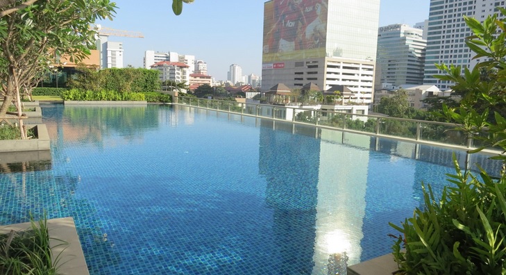 One bed condo for rent in Asoke - swimming pool