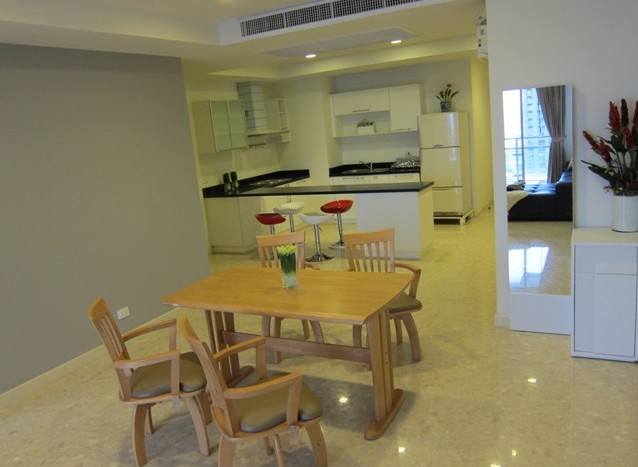 Two bed condo for rent in Ekkamai - Dining