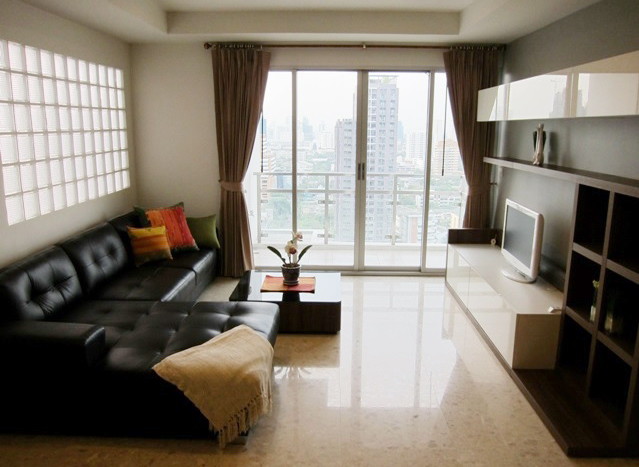 Two bed condo for rent in Ekkamai - Living room 