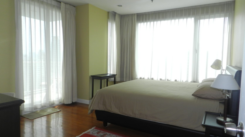 Three bedroom condo for rent in Phrom Phong - Master Bedroom