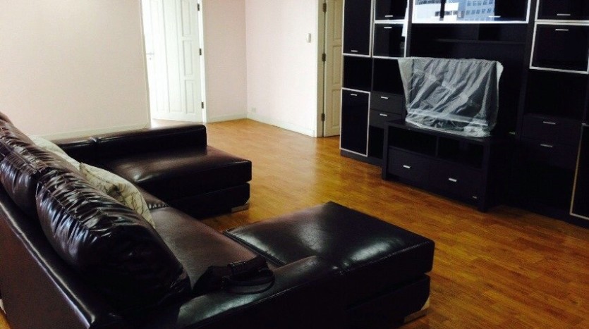 Four bedroom condo for rent in Ekkamai - TV