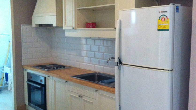 Two bed condo for rent in PhromPhong - Kitchen