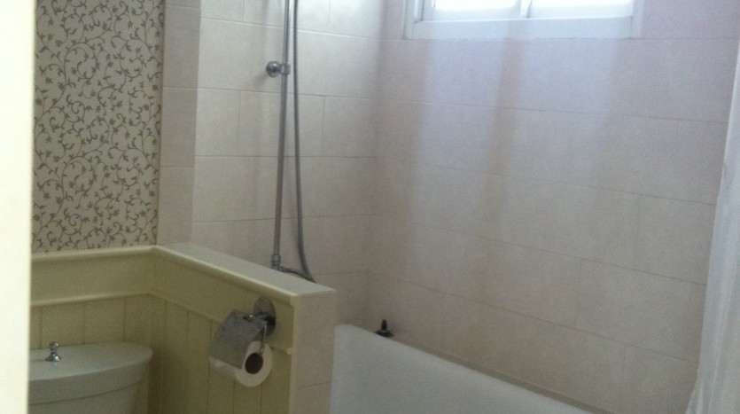 Two bed condo for rent in PhromPhong - Bathroom
