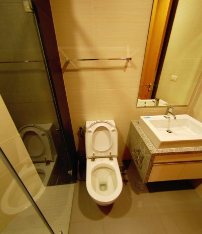 Three bedroom condo for rent in Asoke - Second bathroom