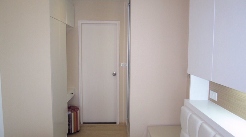 Studio for rent in Thong Lo - Wardrobe
