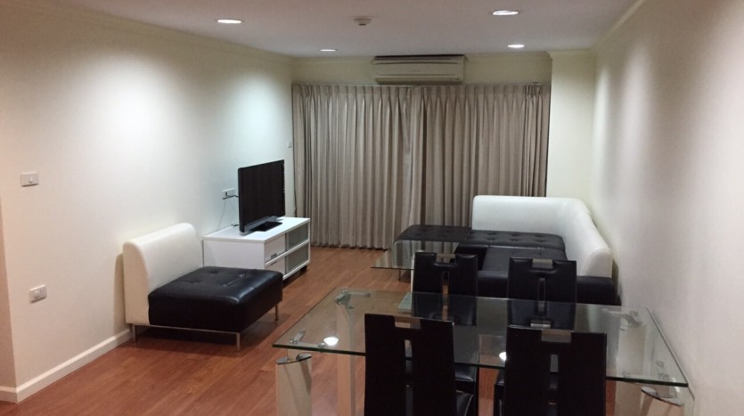 Two bed condo for rent in Thong Lor - Living room 