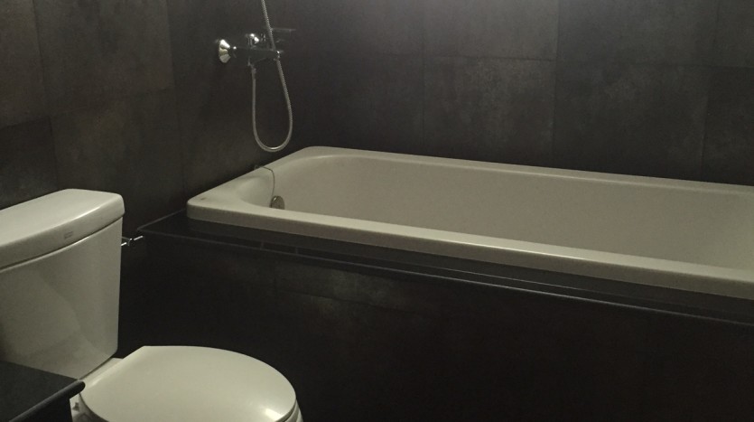 Two bedroom condo for rent in Asoke - Bathroom