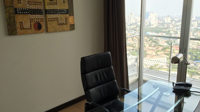 Two bedroom penthouse for rent in phrakanong - Desk