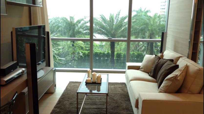 One bedroom condo for rent in Asoke - Living room