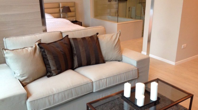 One bedroom condo for rent in Asoke - Sofa