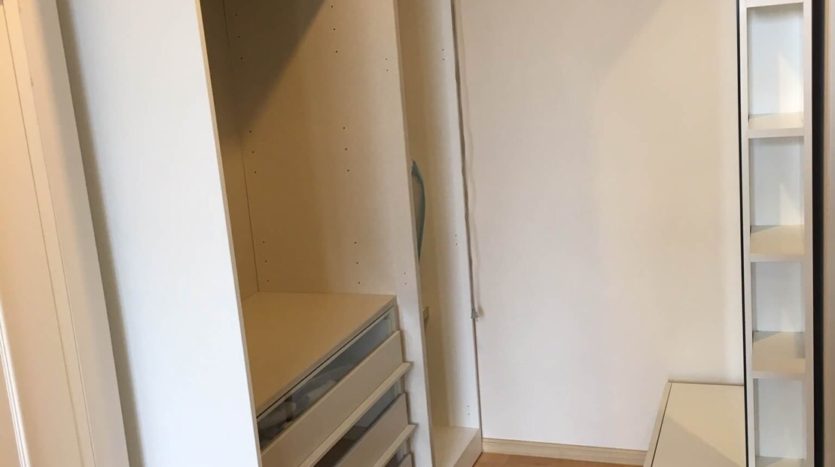 One bedroom unit for rent in Asoke - Closet