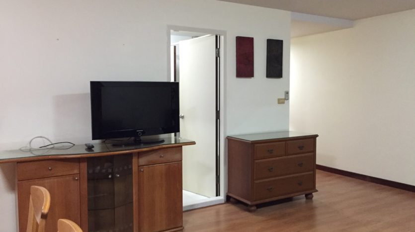 Three bedroom condo for rent in Thong Lo - TV