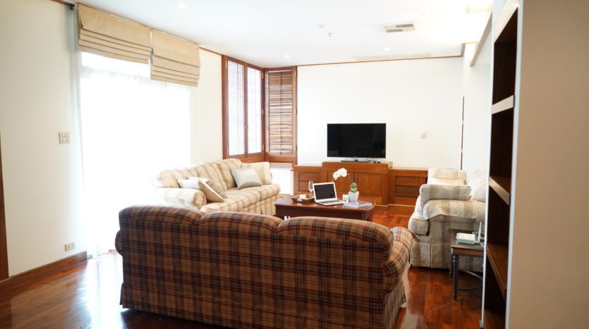 Two bedroom condo for rent in Langsuan - Living room
