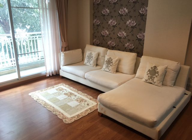 One bedroom condo for rent in Ari - Living room