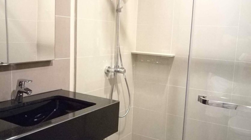 One bedroom condo for rent in Asoke - Shower