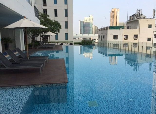 One bedroom condo for rent in Ratchathewi - Pool