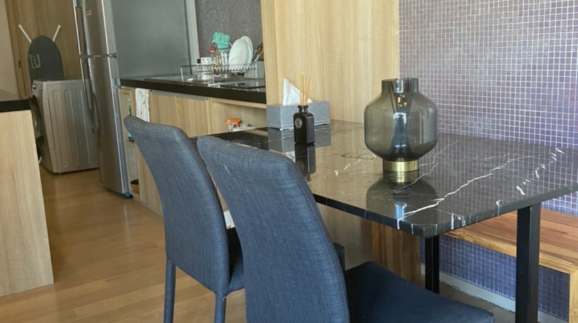 One bedroom condo for rent in Ari - Dining table