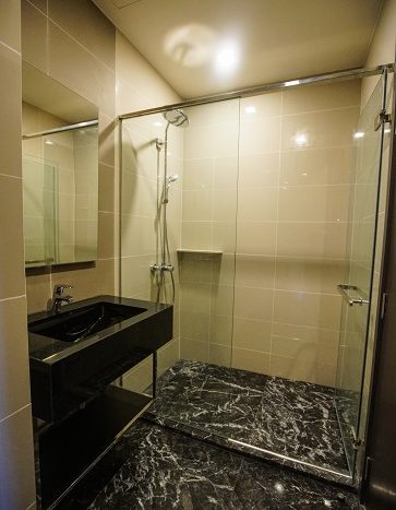 One bedroom condo for rent in Asoke - Shower