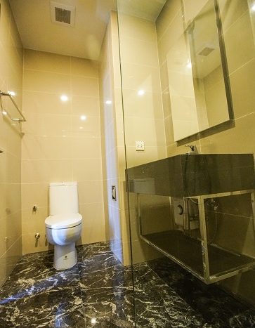 One bedroom condo for rent in Asoke - Bathroom