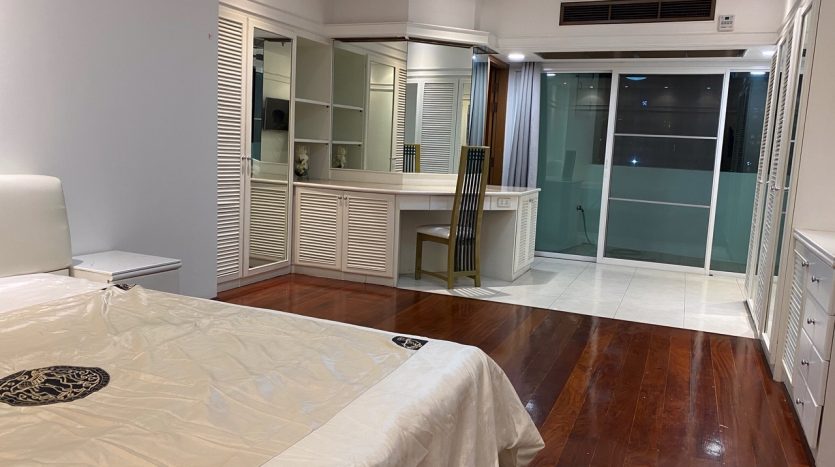 Three bedroom condo for rent in Thonglor - Master bedroom