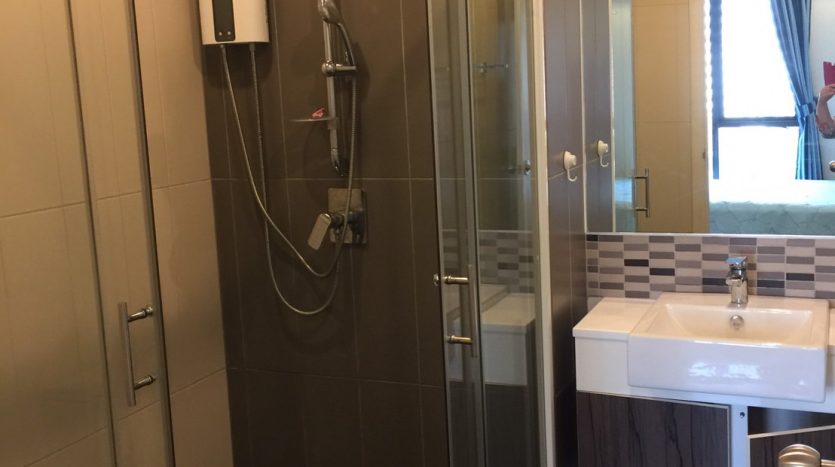 One bedroom condo for rent in Ari - Shower