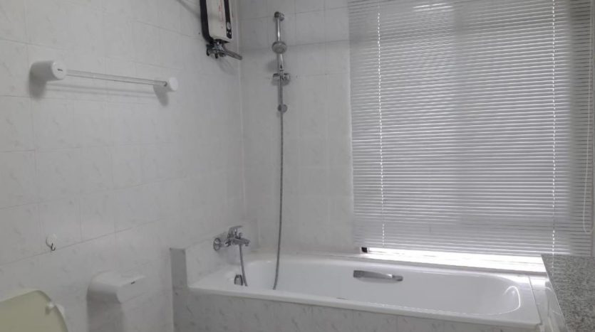 Three bedroom apartment for rent in Langsuan - Bathroom