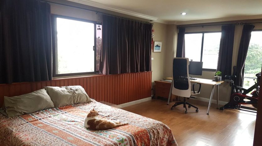 Three bedroom pet friendly condo for rent in Ari - Master bedroom