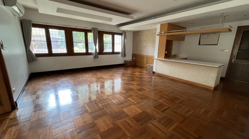 house for rent in Ari - Dining room