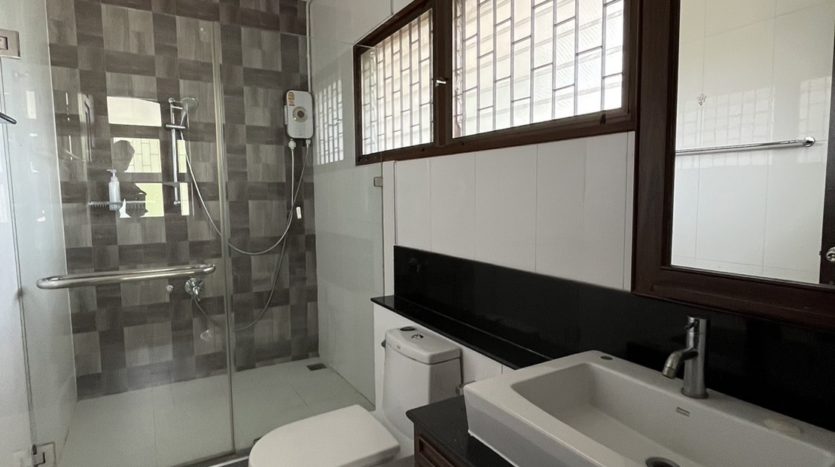 house for rent in Ari - Guest bathroom