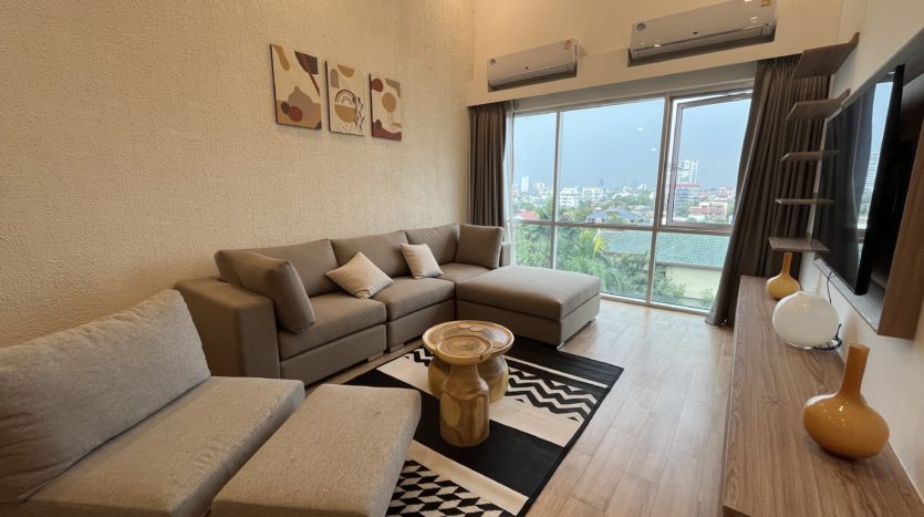 Three bedroom condo for rent in Ari - Living room