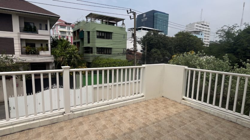 House for rent in Ari - Terrace